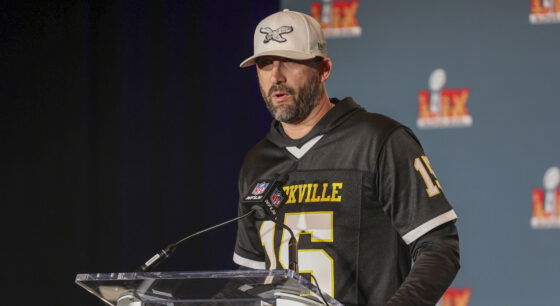 What Happened to Ben Vansumeren? Eagles RB Carted Off After Injury vs Cowboys